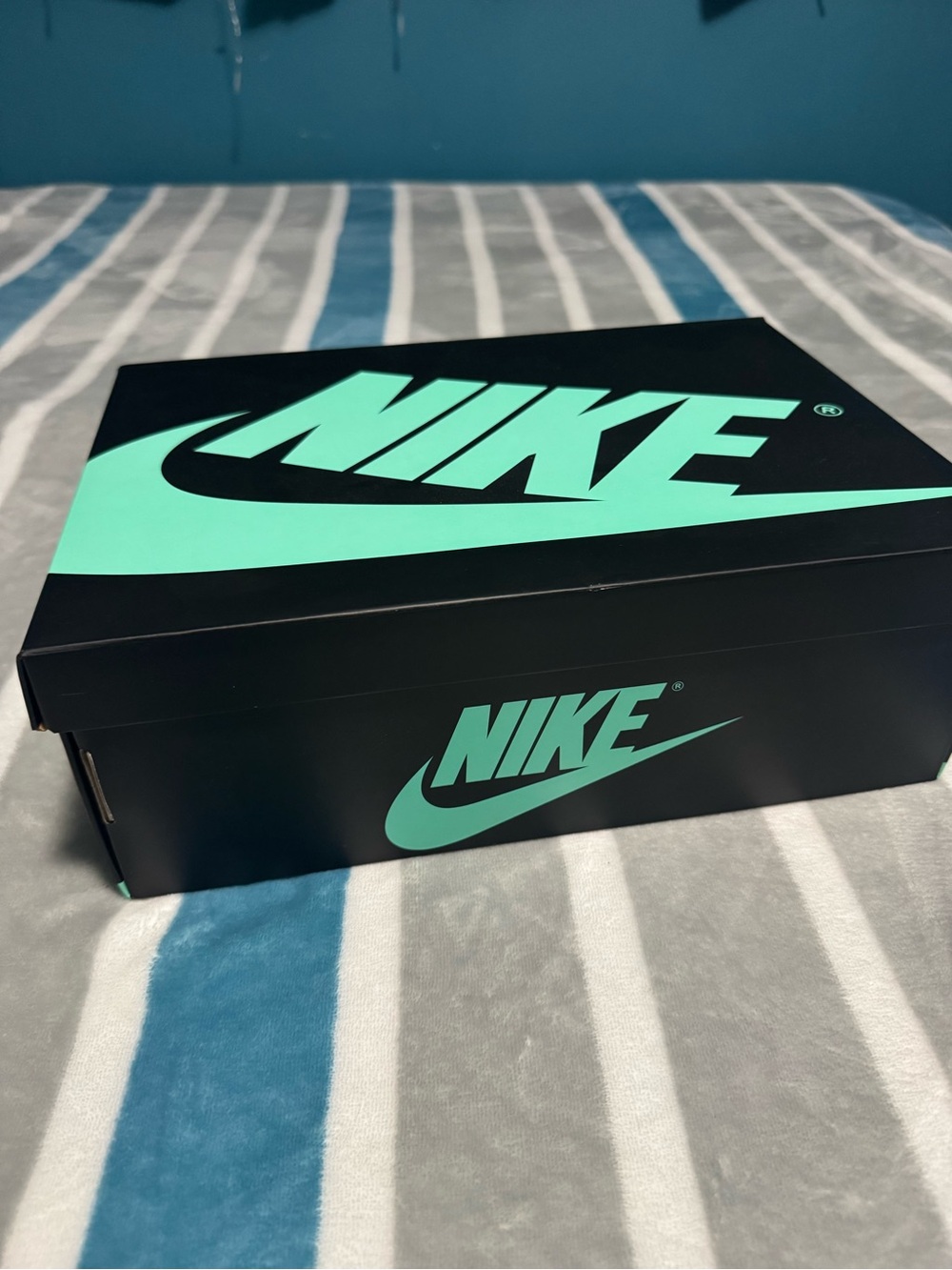 Air Jordan 1 Retro High Green Glow